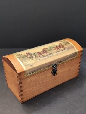 VGT 1972 Wooden Lidded Trinket Chest With A Men/Horses/Dog Hunting Scene.